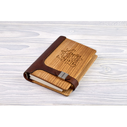 Блокнот з натурального дерева в поєднанні з шкірою "Love is never wrong" на магнітній застібці