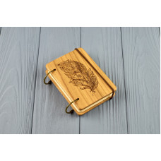 Кишеньковий блокнот з дерева формат А7 на кільцях "Перо орнамент"