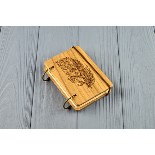 Кишеньковий блокнот з дерева формат А7 на кільцях "Перо орнамент"